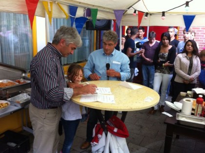 Directeur Theo Hendriks tekent het sponsorcontract